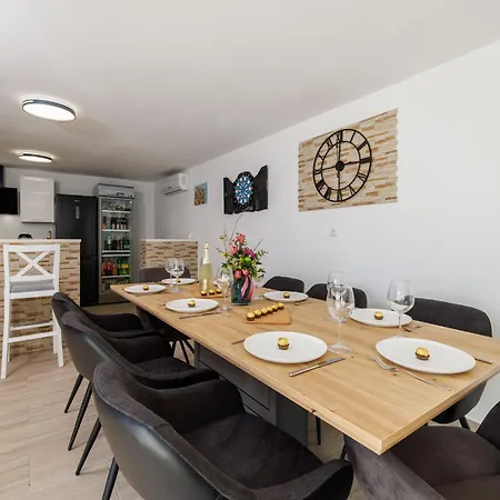 House Emma Nyaraló *