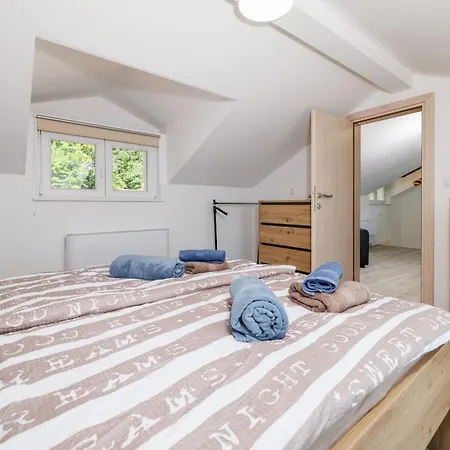 House Emma Nyaraló *